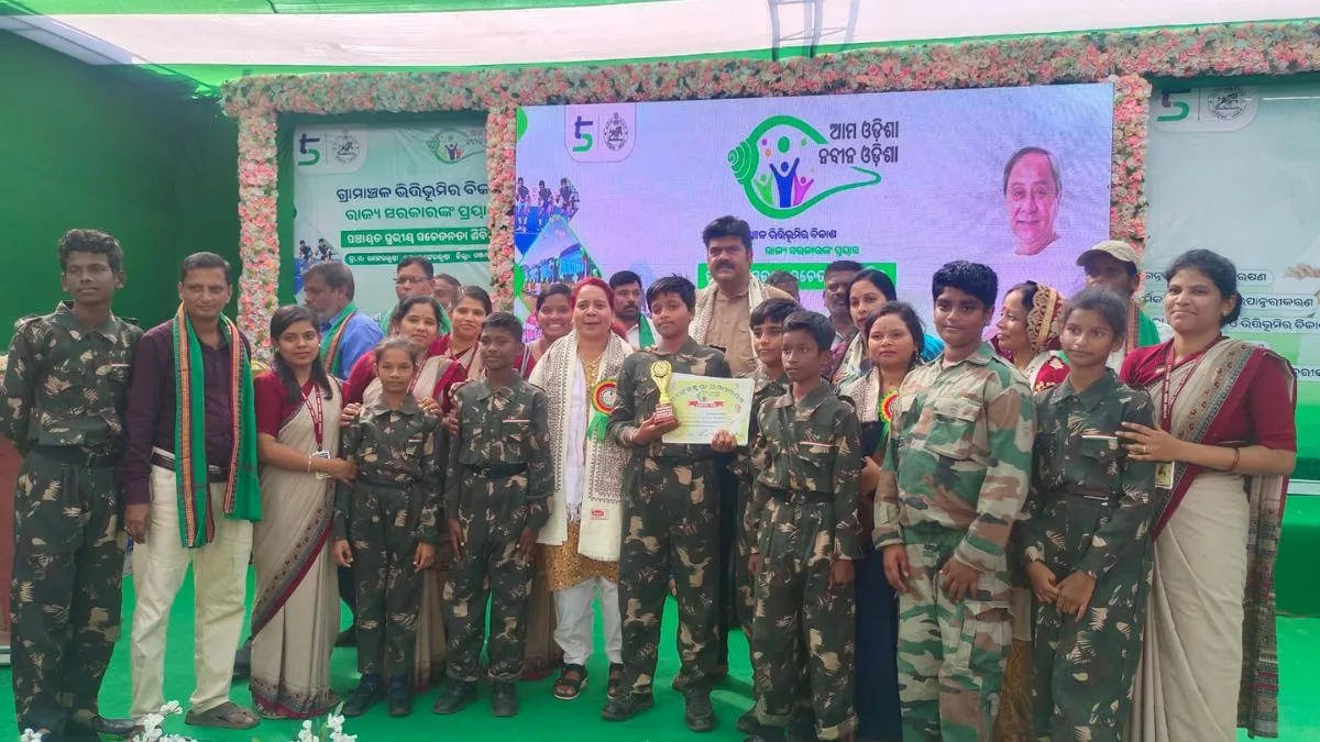 ବ୍ରହ୍ମପୁର: ଗୋପାଳପୁର ନିର୍ବାଚନ ମଣ୍ଡଳୀ ର ପ୍ରତ୍ୟେକ ବ୍ୟକ୍ତି ମୋ ପରିବାର ସଦସ୍ୟ ପରି ଏଣୁ ଏ ଅଞ୍ଚଳର ବାସୀ ଙ୍କ ସେବା କରିବା ମୋ ସୌଭାଗ୍ୟ। ଗୋପାଳପୁର ନିର୍ବାଚନ ମଣ୍ଡଳୀ ଅନ୍ତର୍ଗତ ରଙ୍ଗେଇଲୁଣ୍ଡା ଗ୍ରାମ ପଂଚାୟତ ରେ ଆମ ଓଡ଼ିଶା ନବୀନ ଓଡ଼ିଶା କାର୍ଯ୍ୟକ୍ରମ ରେ ମୁଖ୍ୟ ଅତିଥି ଭାବେ ଯୋଗ ଦେଇ ଗଂଜାମ ଜିଲ୍ଲା ଯୋଜନା ବୋର୍ଡ ର ଅଧକ୍ଷ ତଥା ବ୍ରହ୍ମପୁର ବିଧାୟକ ବିକ୍ରମ ପଣ୍ଡା କହିଛନ୍ତି। ଅନ୍ୟପକ୍ଷରେ ମୁଖ୍ୟମନ୍ତ୍ରୀ ତାଙ୍କୁ ଗୋପାଳପୁରର ସୁଖଦୁଃଖ ବୁଝିବାକୁ ଦାୟୀତ୍ଵ ଦେଇଥିବାରୁ ସେ ଏହାକୁ ସୁଚାରୁ ରୂପେ ସମ୍ପାଦନା କରିବେ ବୋଲି କହିଛନ୍ତି । ସରପଞ୍ଚ ନମିତା ମହାଙ୍କୁଡ଼ ଙ୍କ ସଭାପତିତ୍ୱ ରେ ଆୟୋଜିତ ଉକ୍ତ କାର୍ଯ୍ୟକ୍ରମରେ ଜିଲ୍ଲା ପରିଷଦ ଭାଇସ ଚେୟାରମ୍ୟାନ ରାଜେଶ୍ୱରୀ ଦୋରା,ରଙ୍ଗେଇଲୁଣ୍ଡା ବ୍ଲକ ଭାଇସ ଚେୟାରମ୍ୟାନ ଅନିତା ମହାଙ୍କୁଡ଼,୫୫ ନମ୍ବର ଯୋନ ର ଜିଲ୍ଲା ପରିଷଦ ସଦସ୍ୟା ତଅପୋଇ ଦାସ,,ବ୍ରହ୍ମପୁର ସାଂସଦ ପ୍ରତିନିଧି ଅଜିତ ଦାସ,ବହୁ ସମିତି ସଭ୍ୟ ସରପଞ୍ଚ ଉପସ୍ଥିତ ଥିଲେ। ପଂଚାୟତ କାର୍ଯ୍ୟନିର୍ବାହୀ ଅଧିକାରୀ ନିରଞ୍ଜନ ଖାଡଙ୍ଗା ସମସ୍ତ କାର୍ଯ୍ୟକ୍ରମ କୁ ସଂଚାଳନ କରିଥିବା ବେଳେ ସମିତିସଭ୍ୟ କୃଷ୍ଣଚନ୍ଦ୍ର ମହାଙ୍କୁଡ଼ ଧନ୍ୟବାଦ ଅର୍ପଣ କରିଥିଲେ।ନାଏବ ସରପଞ୍ଚ ରାମ ଚନ୍ଦ୍ର ଦାସ,ଶରତ ଚନ୍ଦ୍ର ମହାଙ୍କୁଡ ,ରାମ ହରି ଦାସ,ଏସ. ରାମାରାଓ,ଦମ୍ବୁରୁ ଗଉଡ଼,ଏସ. ରାଜେୟା, ଟି ସୀମାଦ୍ରୀ, ସୁରେନ୍ଦ୍ର ଦାସ, ବିପ୍ର ଦାସ ପ୍ରମୁଖ କାର୍ଯ୍ୟକ୍ରମ ରେ ସହଯୋଗ କରିଥିବା ବେଳେ କାର୍ଯ୍ୟକ୍ରମ ପରିଚାଳନା ଶାନ୍ତନୁ କୁମାର ରଣା କରିଥିଲେ। ଇତିବ୍ୟସରରେ ସ୍ଥାନୀୟ କଳାକାର ଙ୍କ ଦ୍ୱାରା ସଂସ୍କୃତିକ କାର୍ଯ୍ୟକ୍ରମ ଅନୁଷ୍ଠିତ ହୋଇଥିଲା।