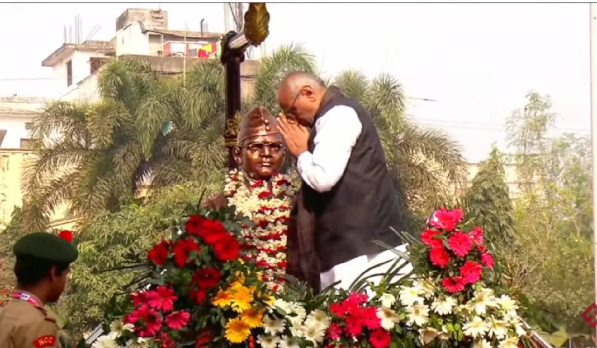 କଟକ ଓଡ଼ିଆ ବଜାର ସ୍ଥିତ ନେତାଜୀ ସୁବାଷ ଚନ୍ଦ୍ର ବୋଷଙ୍କ ଜନ୍ମସ୍ଥାନ ସଂଗ୍ରହାଳୟ ରେ ଉପ ରାଷ୍ଟ୍ରପତି ସି ପି ରାଧାକ୍ରିଷ୍ଣନ୍।