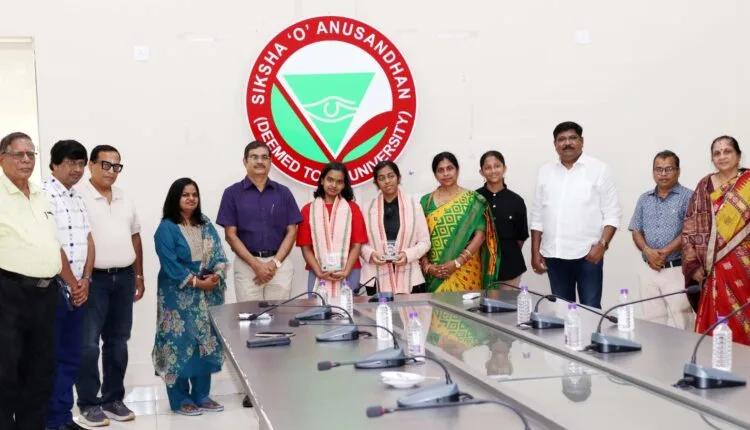 ସିବିଏସଇ ଟପ୍ପର ଟିନା ଓ ଆଲିଶାଙ୍କୁ ସମ୍ବର୍ଦ୍ଧନା: ସୋଆ