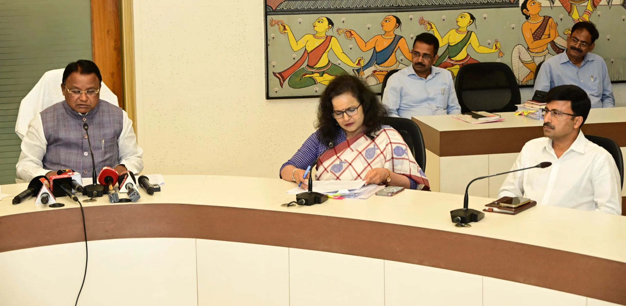 କ୍ୟାବିନେଟ ବୈଠକରେ ୧୬ଟି ପ୍ରସ୍ତାବକୁ ମିଳିଲା ମଞ୍ଜୁରୀ