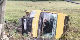 ପିଲାଙ୍କୁ ନେଇ ଯାଉଥିବାବେଳେ ସ୍କୁଲ ଗାଡି ଓଲଟିଲା