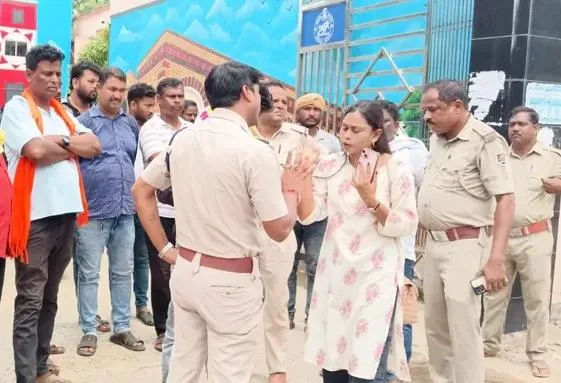 ବିଡିଓଙ୍କୁ ଦୁର୍ବ୍ୟବହାର ଅଭିଯୋଗରେ ଚାମେଲି ଓଝାଙ୍କ ଭାଇଙ୍କୁ ବାନ୍ଧିଲା ପୋଲିସ