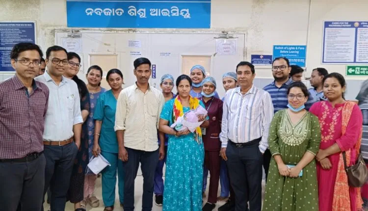 ଅସୁସ୍ଥ ନବଜାତ ଶିଶୁକୁ ନୂଆ ଜୀବନ ଦେଲେ ସମ୍ ହସ୍ପିଟାଲ ଡାକ୍ତର