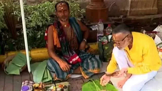 ପବିତ୍ର ମହାଳୟାରେ ପିତୃପୁରୁଷଙ୍କ ଉଦ୍ଦେଶ୍ୟରେ ତୀର୍ଥକ୍ଷେତ୍ରରେ ପିଣ୍ଡଦାନ କରୁଛନ୍ତି ଶ୍ରଦ୍ଧାଳୁ