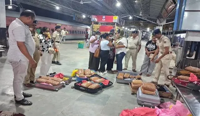 ସମତା ଏକ୍ସପ୍ରେସରେ ଗଞ୍ଜେଇ ଚାଲାଣ ଅଭିଯୋଗ, ୬ ଯୁବତୀ ଅଟକ