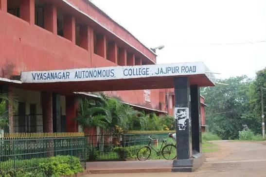 ବ୍ୟାସନଗର କଲେଜରେ ବୋମାମାଡ଼; ଛାତ୍ର ନିର୍ବାଚନ ପୂର୍ବରୁ ଅଶାନ୍ତ କ୍ୟାମ୍ପସ୍‌